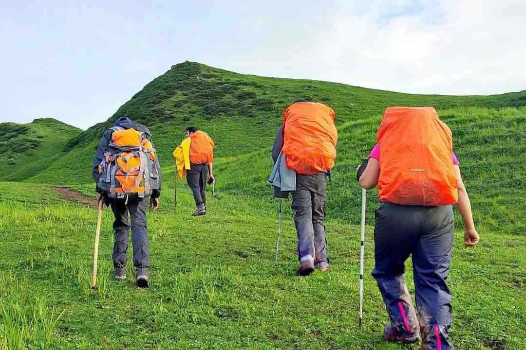 Trekkers enjoying Beas kund trek